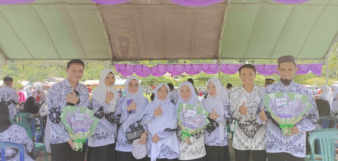 PEMBERIAN REWARD OLEH KAMAD MTS KWALABESAR  KEPADA GURU PNS DAN NON PNS