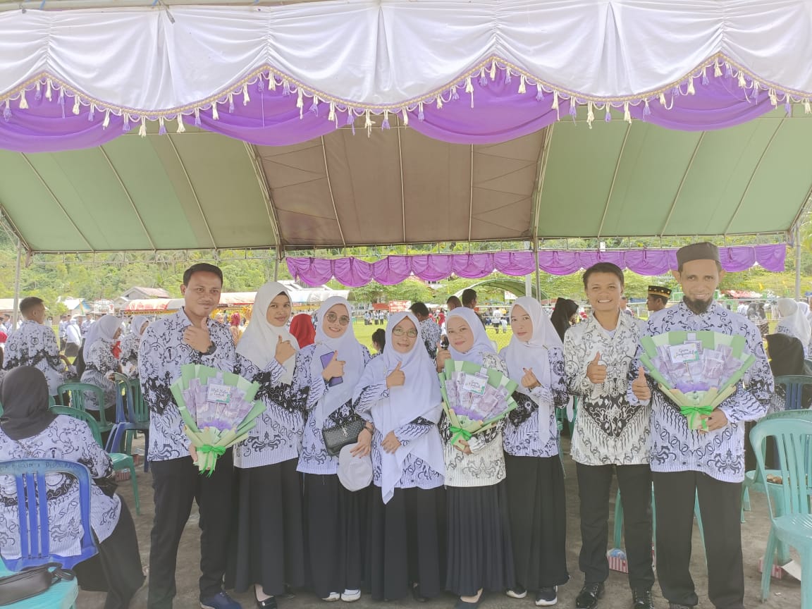 PEMBERIAN REWARD OLEH KAMAD MTS KWALABESAR KEPADA GURU PNS DAN NON PNS PEMBERIAN REWARD OLEH KAMAD MTS KWALABESAR KEPADA GURU PNS DAN NON PNS