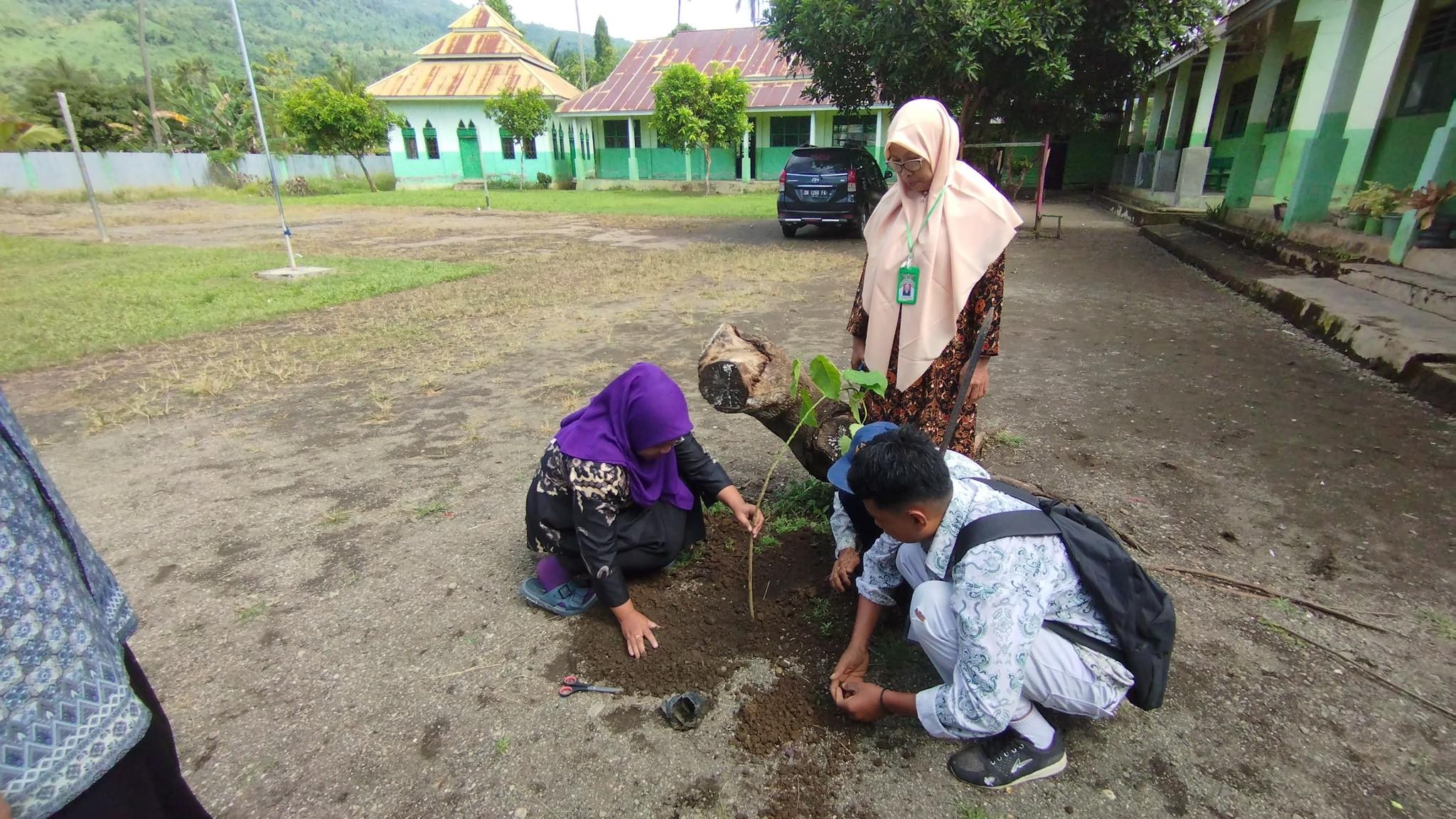 Penanaman pohon untuk kelestarian lingkungan sekolah